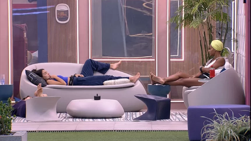 Amanda Larissa e Aline deitadas conversando na varanda do BBB 23