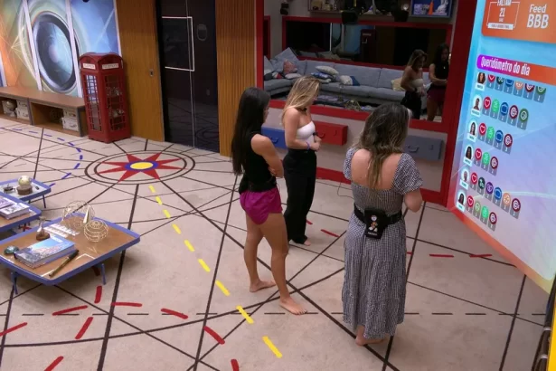 Larissa Bruna e Amanda em pé na sala do BBB 23 assistindo o resultado do Queridometro