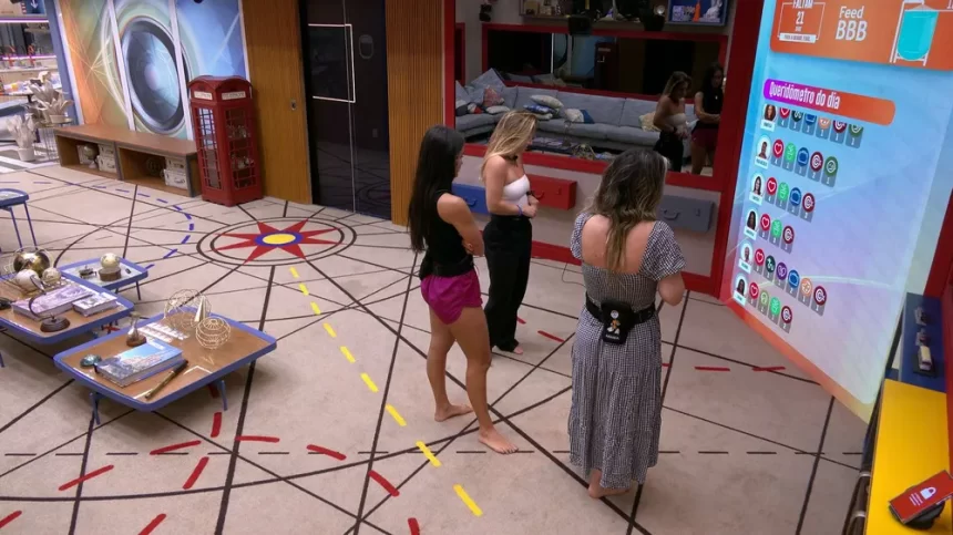 Larissa Bruna e Amanda em pé na sala do BBB 23 assistindo o resultado do Queridometro