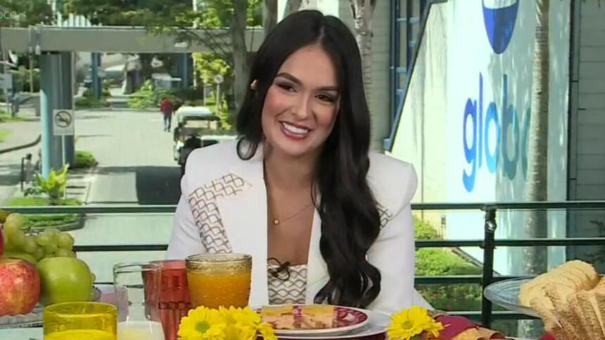 Larissa sentada na mesa de café da manhã do Mais Você