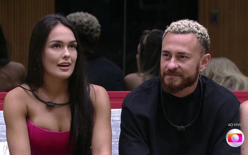 Larissa e Fred juntos, sentados no sofá do BBB 23