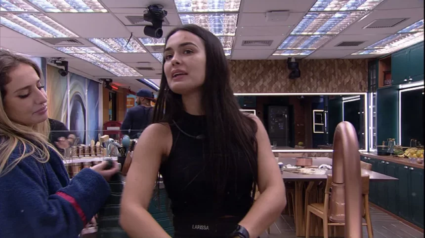 Larissa lavando louça e discutindo com Ricardo na cozinha do BBB 23