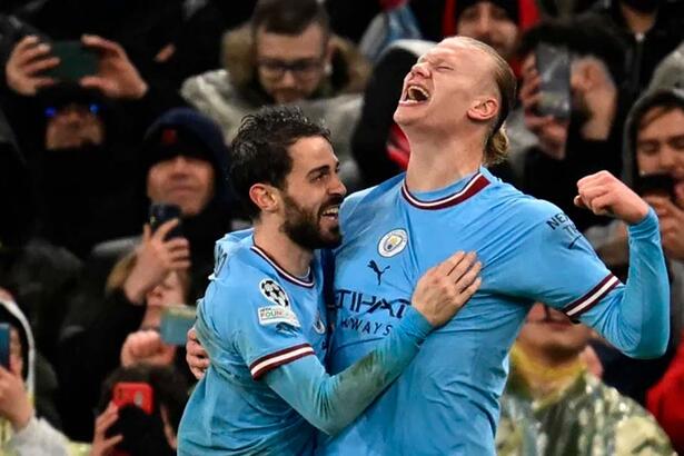 Jogadores do Manchester City comemorando com gol no jogo contra o Bayern de Munique pela Liga dos Campeões