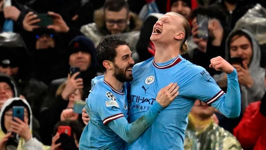 Jogadores do Manchester City comemorando com gol no jogo contra o Bayern de Munique pela Liga dos Campeões