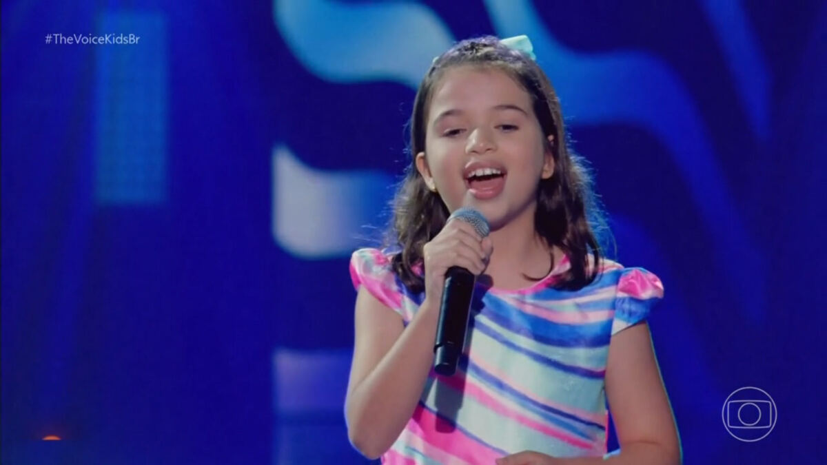Maria Aline Freitas, cantando no palco do The Voice Kids 8