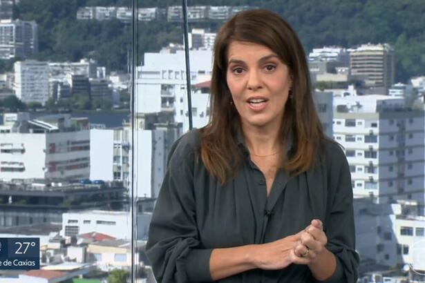 Mariana Gross no glass do estúdio da Globo Rio, em trecho do RJ1