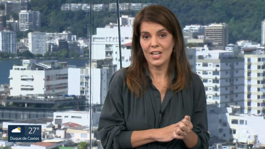 Mariana Gross no glass do estúdio da Globo Rio, em trecho do RJ1