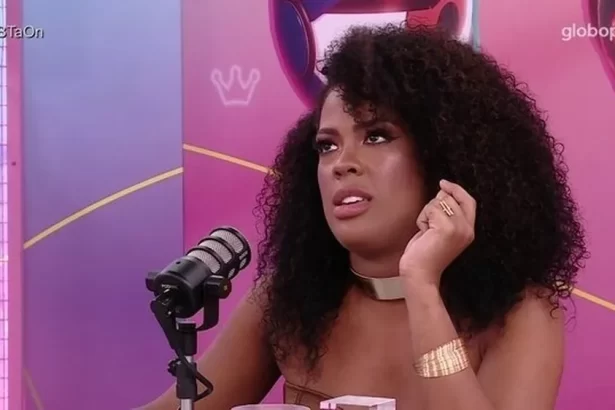 Marvvila de top, sentada durante entrevista no mesacast bbb tá on