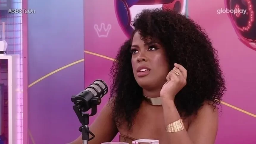 Marvvila de top, sentada durante entrevista no mesacast bbb tá on