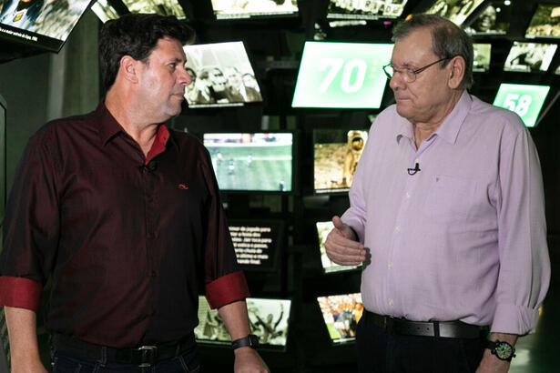 Michael Keller e Luan Santana, em trecho da entrevista para o Domingo Espetacular, gravada no Museu do Futebol