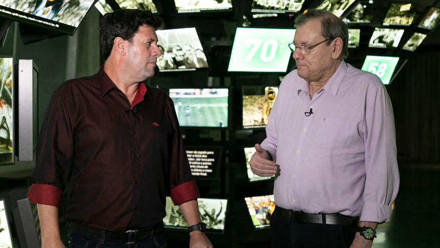 Michael Keller e Luan Santana, em trecho da entrevista para o Domingo Espetacular, gravada no Museu do Futebol