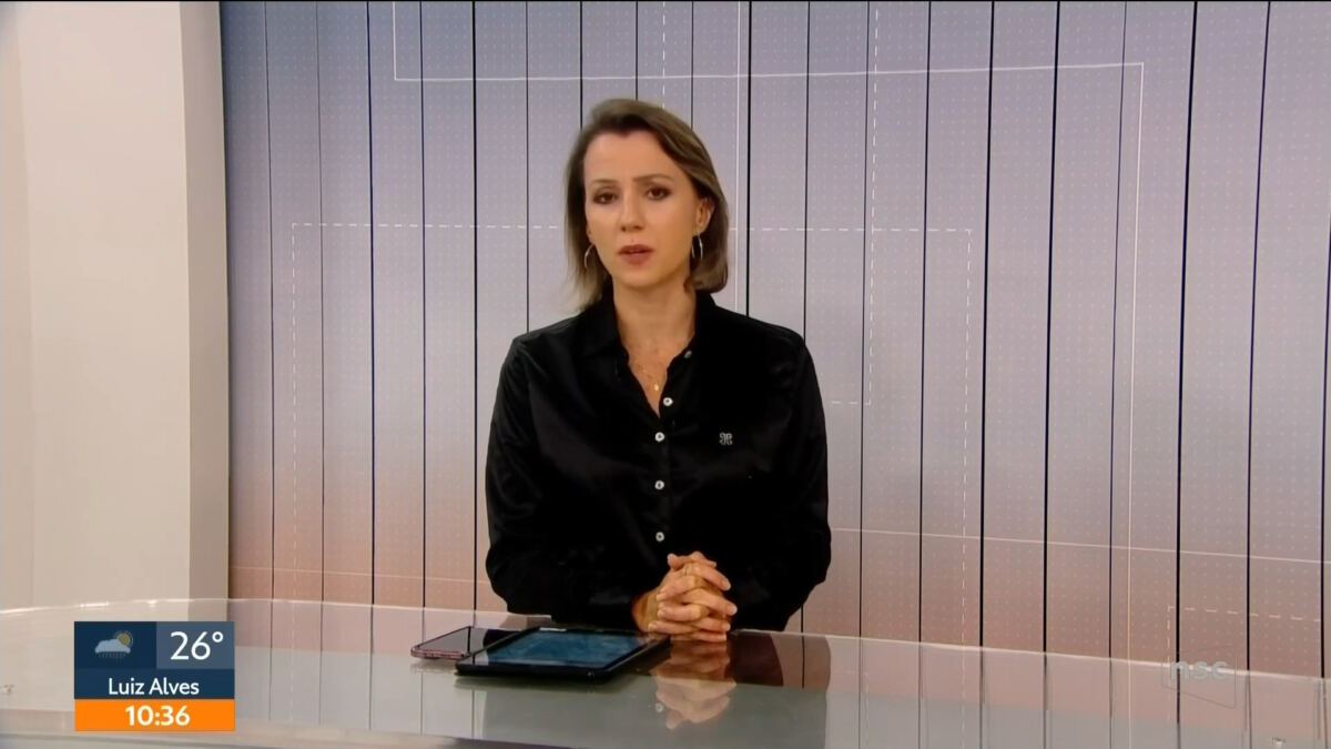 Patrícia Silveira na bancada do Jornal do Almoço, direto de Blumenau