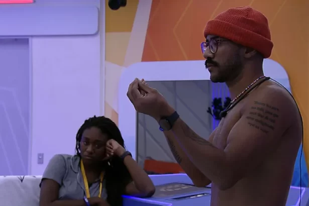 Ricardo sem camisa, com boina vermelha, em pé, no Quarto do Lider do BBB 23