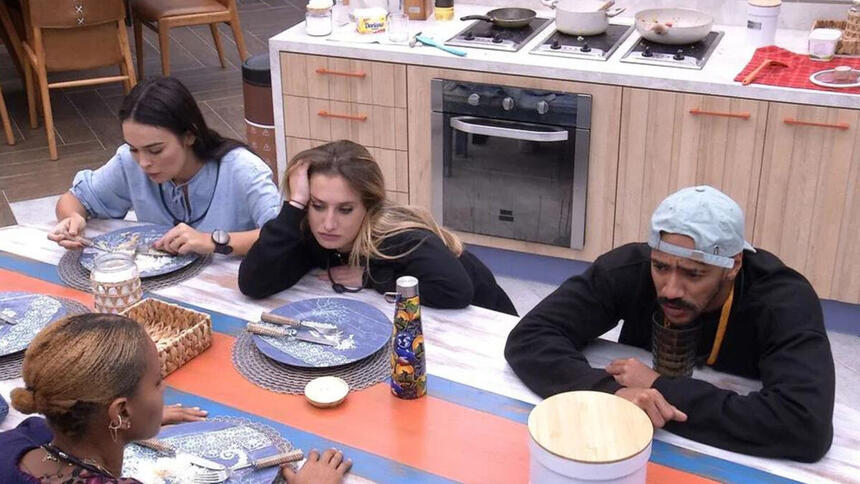 Ricardo conversando com Bruna Griphao, Aline Wirley e Larissa na mesa da cozinha do BBB 23