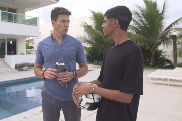 Rodrigo Faro e Luva de Pedreiro, frente a frente, em trecho da entrevista na pscina da mansão do influenciador