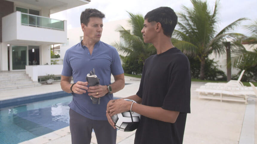 Rodrigo Faro e Luva de Pedreiro, frente a frente, em trecho da entrevista na pscina da mansão do influenciador