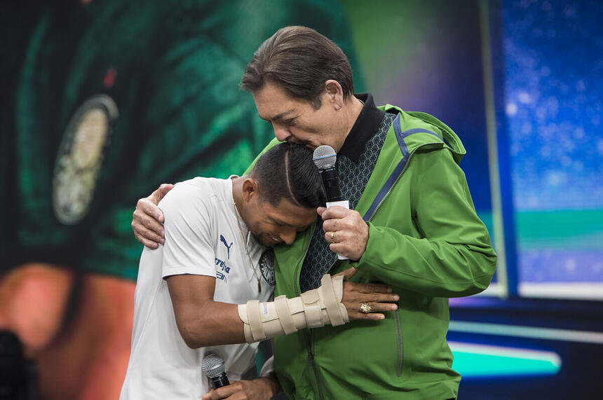 Rony abraça Faustão no centro do cenário da Band