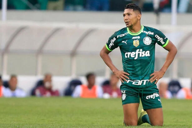 Rony, com a camisa do Palmeiras, de joelhos no gramado durante a final do Paulistão, contra o Água Santa