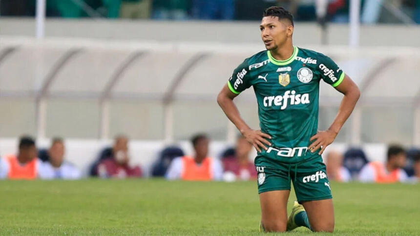 Rony, com a camisa do Palmeiras, de joelhos no gramado durante a final do Paulistão, contra o Água Santa