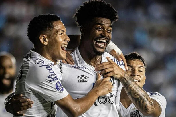 Jogadores do Santos comemorando o gol contra o Blooming, pela Copa Sul-Americana