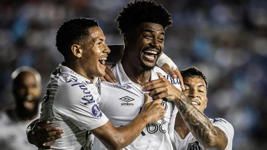 Jogadores do Santos comemorando o gol contra o Blooming, pela Copa Sul-Americana