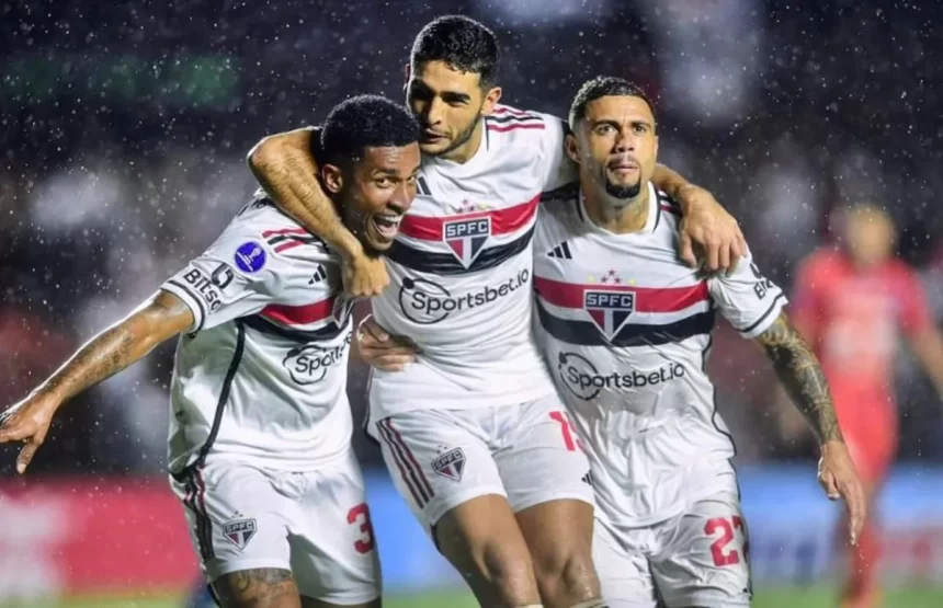 Jogadores do São Paulo comemorando um gol contra a equipe do Puerto Cabello pela Sul-Americana