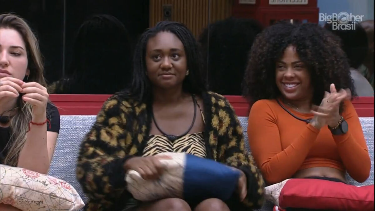 Sarah Aline, sentada na sala do BBB 23, celebrando a compra do Poder Curinga