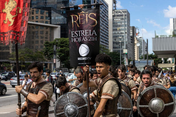 Figurante vestidos como soldados hebreus, em trecho da ação de divulgação da série Reis na Avenida Paulista