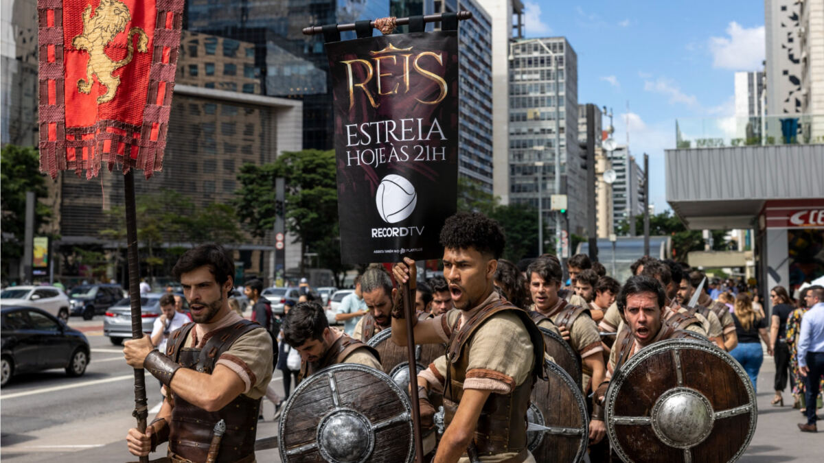 Figurante vestidos como soldados hebreus, em trecho da ação de divulgação da série Reis na Avenida Paulista