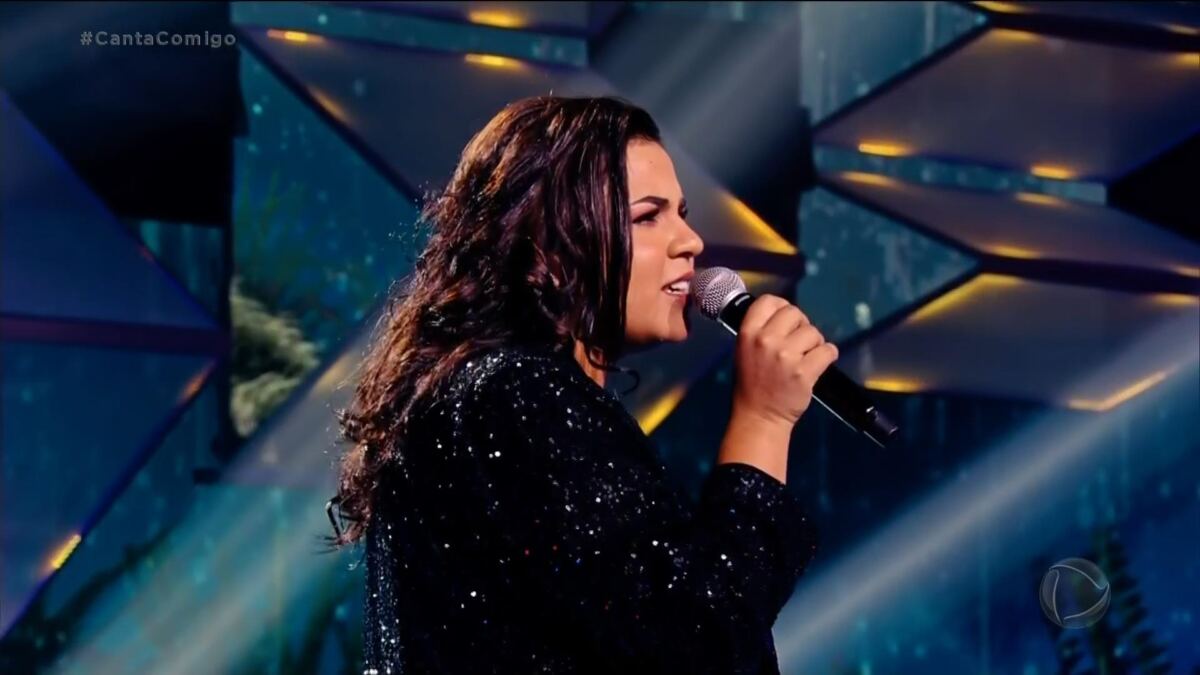 Tais Fernandes se apresenta no palco do Canta Comigo 5