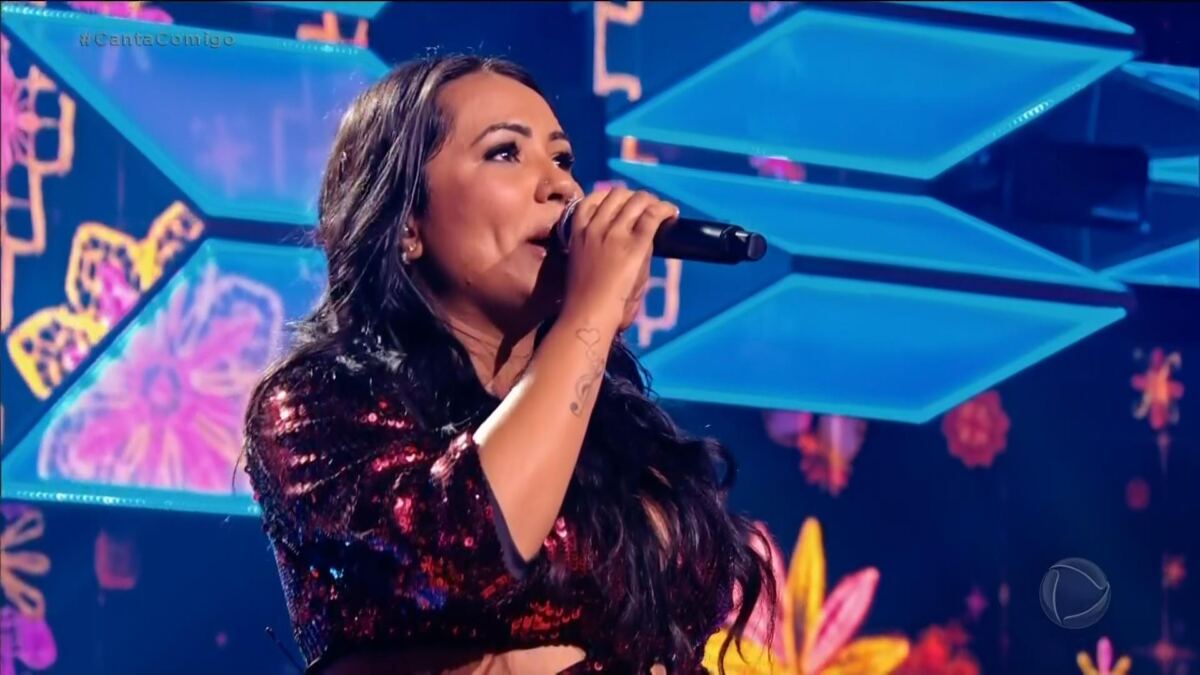 Duda Martins canta Me Usa no palco do Canta Comigo 5
