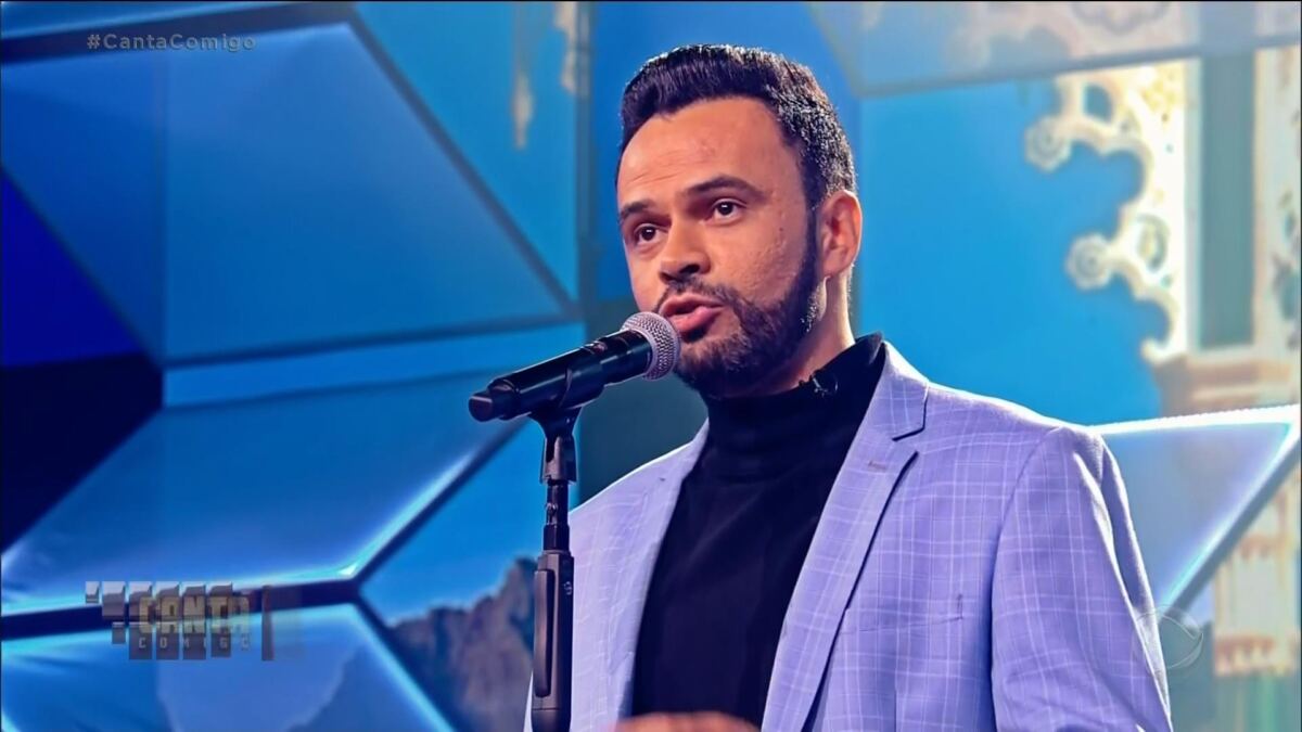 Raphael Viana canta 'Con Te Partirò' no duelo final do Canta Comigo 5