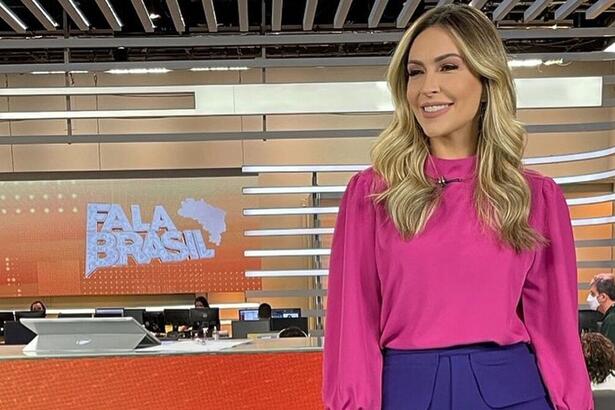 Thalita Oliveira em foto psoada no estúdio do Fala Brasil, em frente à bancada