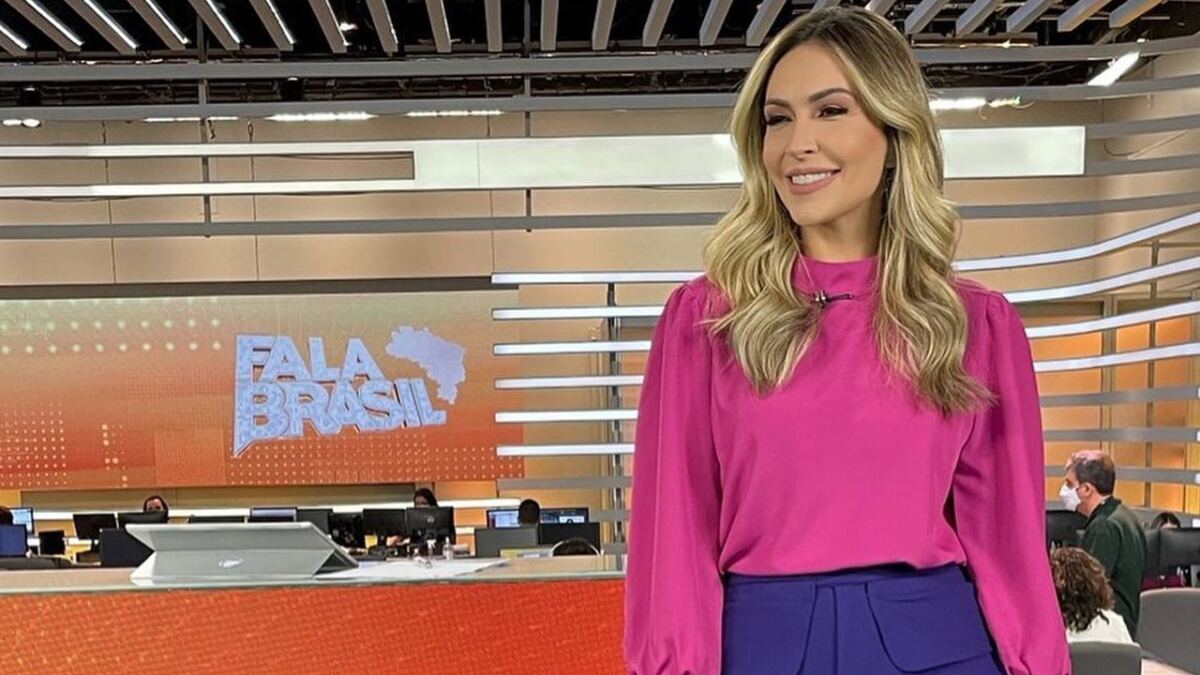 Thalita Oliveira em foto psoada no estúdio do Fala Brasil, em frente à bancada