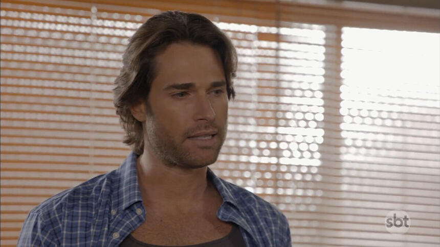 Ator Sebastián Rulli, como o personagem Santiago, em trecho da novela Três Vezes Ana, no SBT