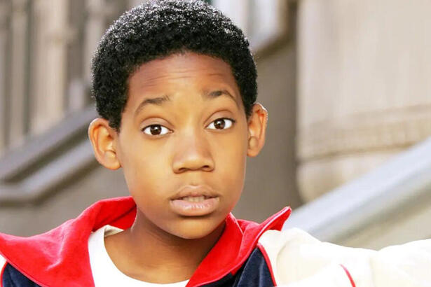 Ator Tyler James Williams, como Chris Rock em trecho da série Todo Mundo Odeia o Chris