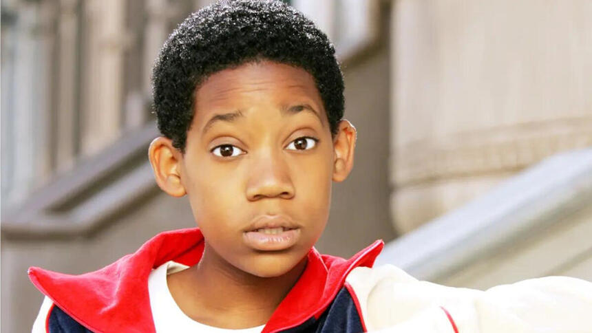 Ator Tyler James Williams, como Chris Rock em trecho da série Todo Mundo Odeia o Chris