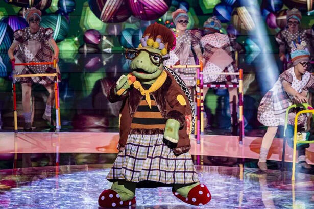 Vovó Tartaruga se apresentando no palco do The Masked Singer Brasil 3