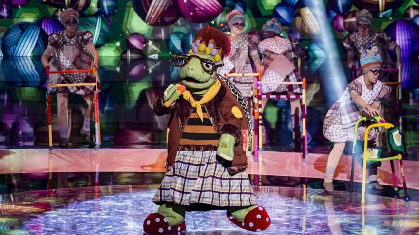 Vovó Tartaruga se apresentando no palco do The Masked Singer Brasil 3