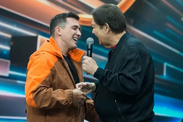 André Marques abraça Faustão no centro do palco na Band