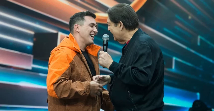 André Marques abraça Faustão no centro do palco na Band