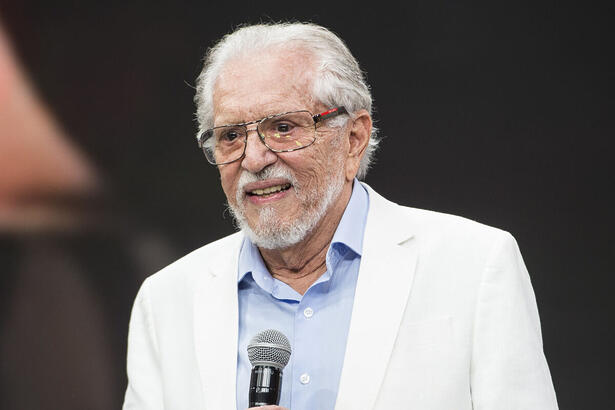 Carlos Alberto de Nóbrega com os olhos cheio de lágrimas na homenagem do Faustão na Band