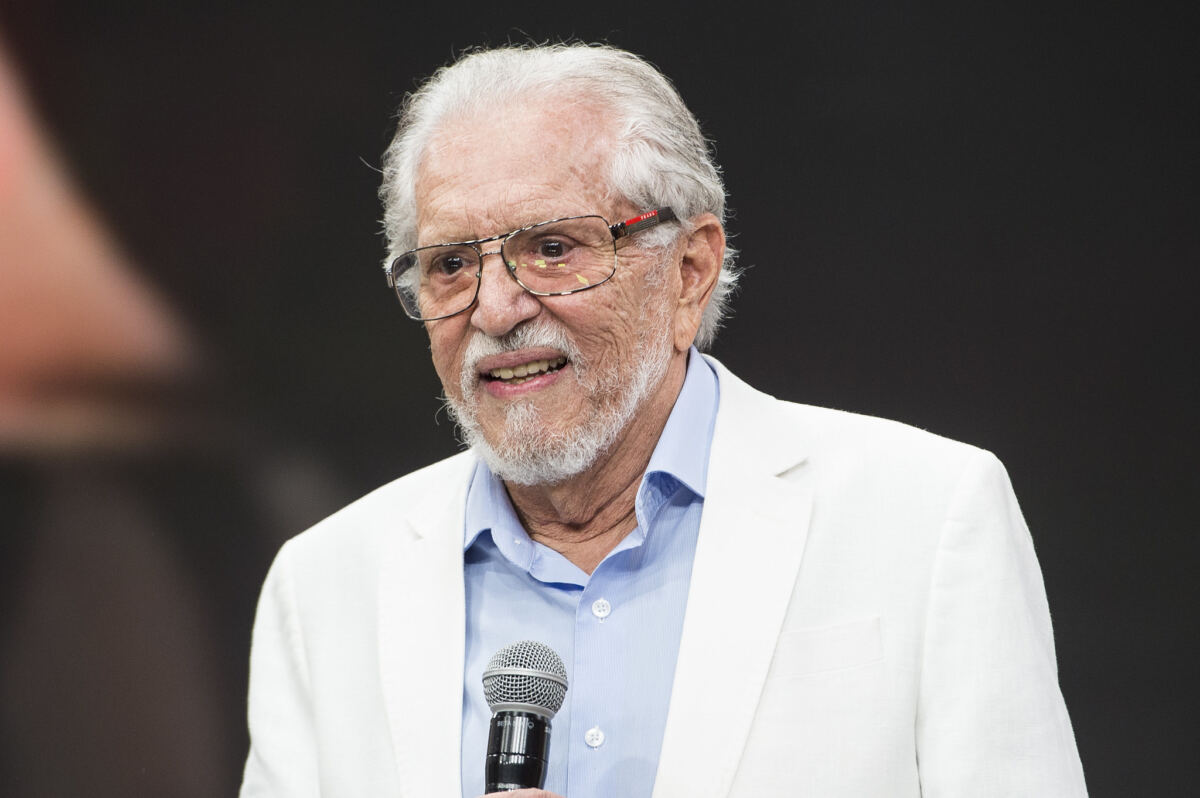 Carlos Alberto de Nóbrega com os olhos cheio de lágrimas na homenagem do Faustão na Band