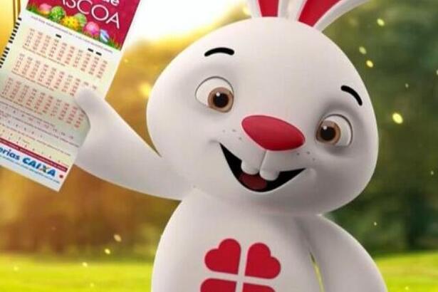 Mascote coelho segurando o folheto da dupla sena de Páscoa 2023