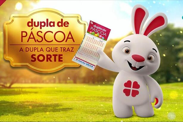 Mascote coelho segurando o folheto da dupla sena de Páscoa 2023