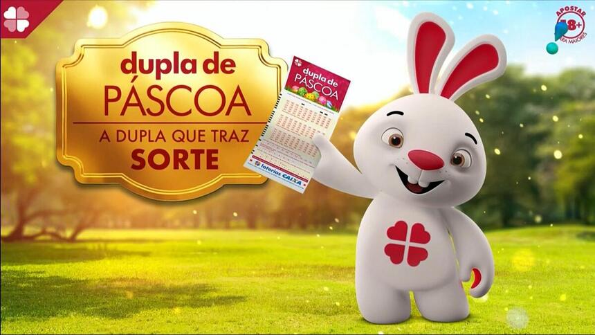 Mascote coelho segurando o folheto da dupla sena de Páscoa 2023