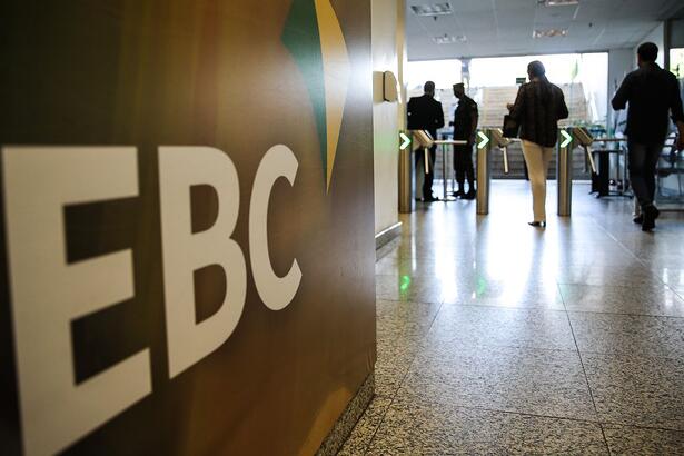 Fachada de uma das sedes da EBC, com o logo em verde e amarelo aparente