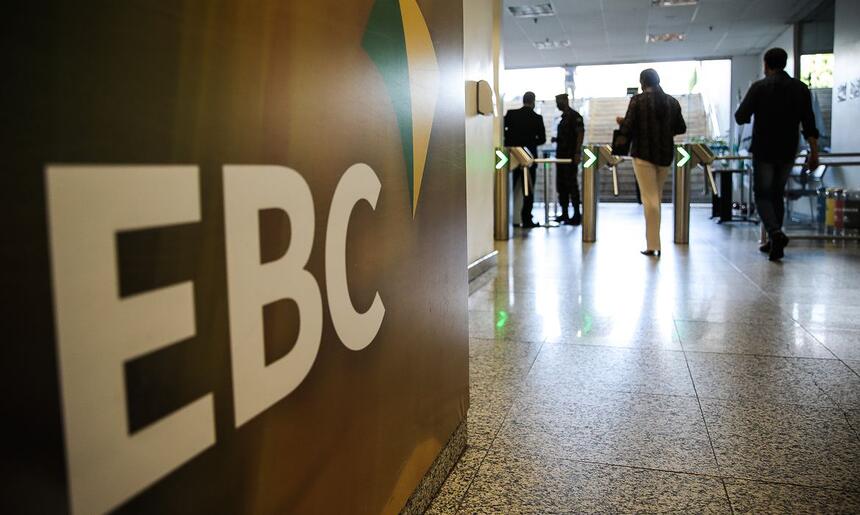 Fachada de uma das sedes da EBC, com o logo em verde e amarelo aparente