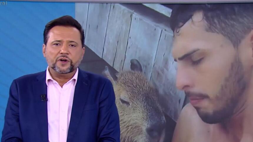 Geraldo Luís apresentando o Balanço Geral SP ao lado do telão que mostra imagens da Capivara Filó e seu tutor Agenor Tupinambá