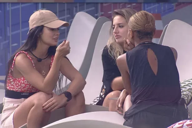 Larissa, Aline e Bruna sentadas no jardim do BBB 23